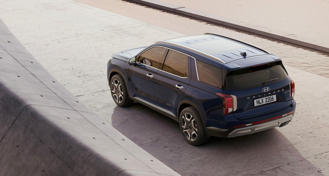 Приземистая посадка, четкий объем.